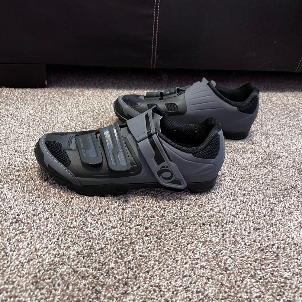 Pearl Izumi cycling shoes with clips - Size 38